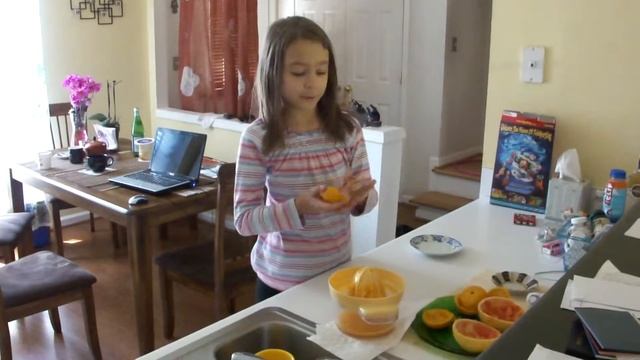 Nicole squeezes tangerine juice Николь выжимает мандариновый сок смотреть онлайн