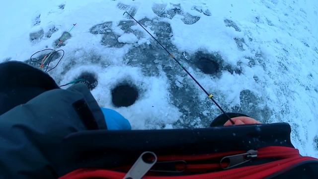 Летняя колебалка на зимней рыбалке тоже работает! смотреть онлайн