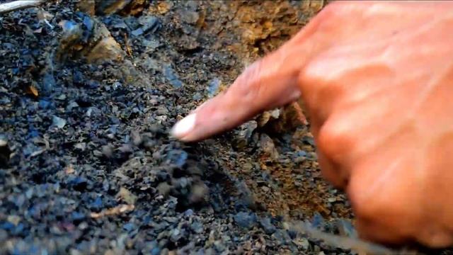 Gold Miner Hunter! Golden Was Hidden Under stone ! Digging for Gold, it Was Found by Young Man Toda смотреть онлайн