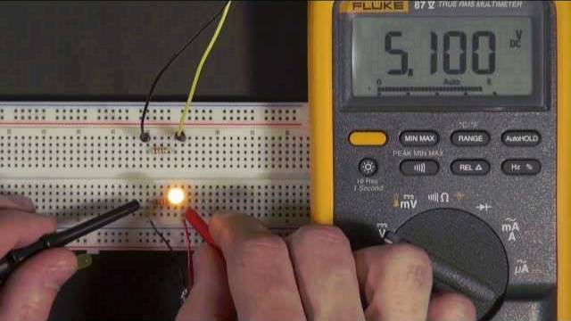 Connecting to a mystery signal | Digital electronics (4 of 10) смотреть онлайн