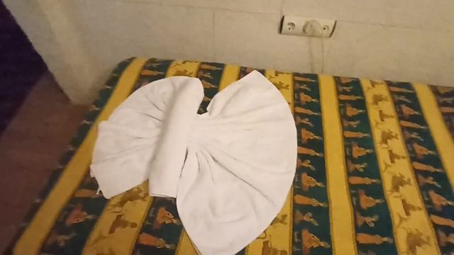 Город в горе, отель из камня, шары далеко смотреть онлайн