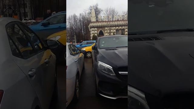 Машины перекрыли тротуар смотреть онлайн