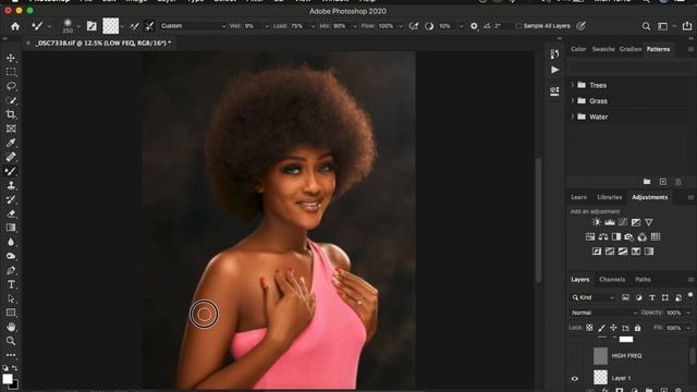 Frequency Separation Skin Retouching Using a Mixer Brush | Photoshop Tutorial смотреть онлайн