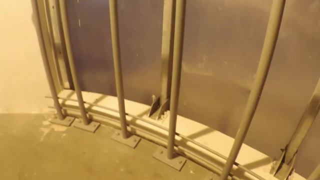 Звуки шагов по лестнице надземного перехода, звуки чистки снега лопатой