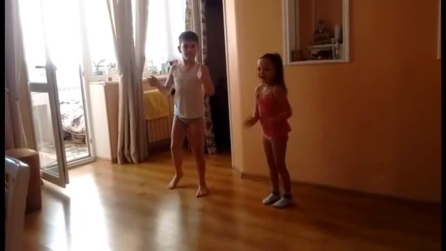 Даня и Яна танцуют под весёлую музыку) смотреть онлайн
