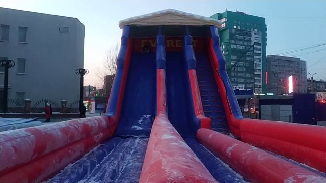 Надувная зимняя горка - тестируем спуск на тюбингах смотреть онлайн