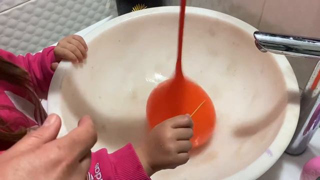 Играем с цветными шариками Воздушные шары с водой Весело лопаем шарики смотреть онлайн