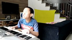 Мальчик с ума сошёл играет на пианино Astronomia