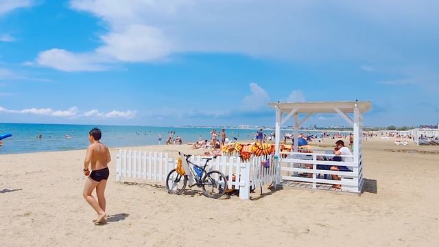#АНАПА 15.06.2020. МНОГО ЛЮДЕЙ ЗАГОРАЮТ И КУПАЮТСЯ! ЦЕНТРАЛЬНЫЙ ПЛЯЖ. Детский парк. Анапка. Погода. смотреть онлайн