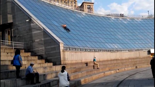 Жесть в Киеве двое выпивших горе-экстремалов чуть не разбились, скатившись со стены "Глобуса" смотреть онлайн