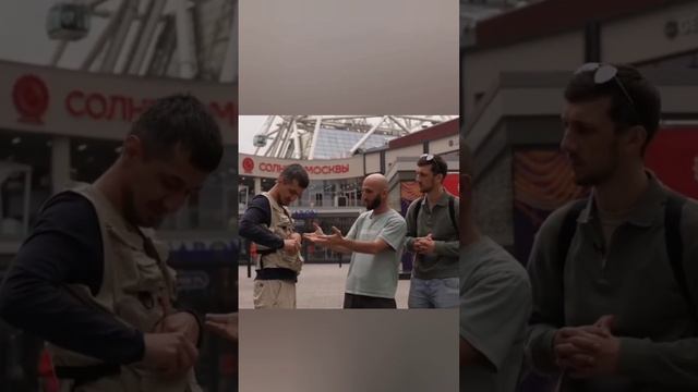 Подготовили вопросы | Омар в Большом городе #shorts смотреть онлайн