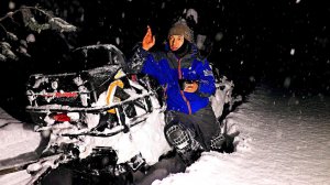 СНЕГОХОД ТОНЕТ! СИЛ НЕТ. ЖЕСТОКАЯ ДОРОГА К СХРОНУ МЕТАЛЛА . БРОСИЛ ЛЫЖИ, ЛЕБЕДКУ, ОДИН НОЧЬЮ В ТАЙГЕ