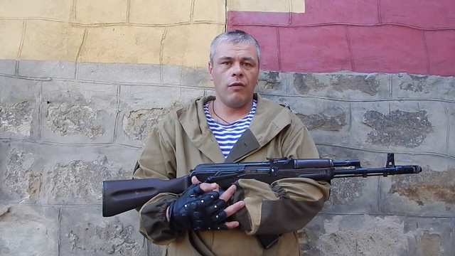 Российский доброволец с позывным 'Урал' передает привет близким с #Донбасс'а.