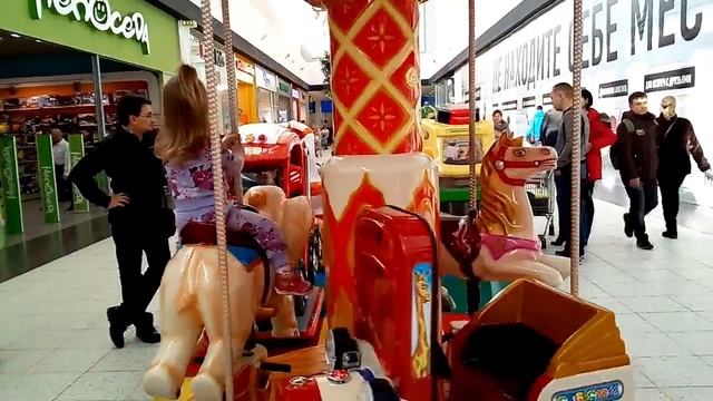 Катаемся на слонике в МЕГЕ Nous montons sur un éléphant смотреть онлайн