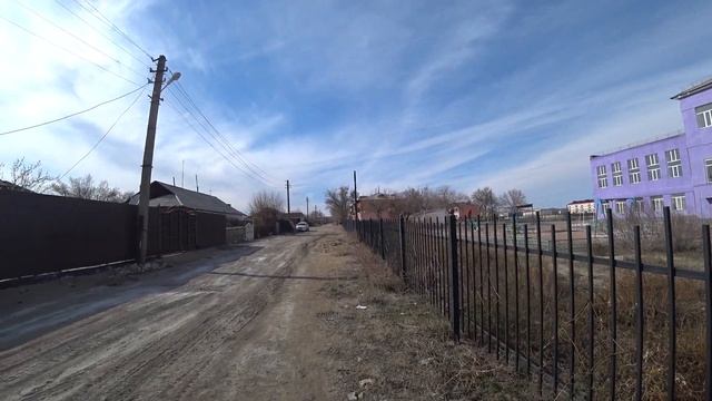 Коунрад (Қоңырат) - школа фиолетового цвета со стороны ул. Новорудная за мет. забором выглядит стил смотреть онлайн