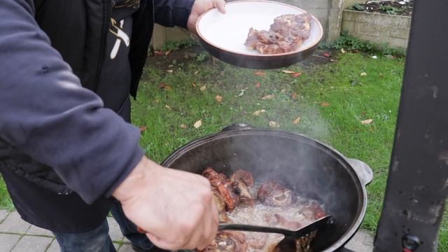 Необычный рецепт приготовления сочного мяса в казане на костре,который получится у каждого смотреть онлайн