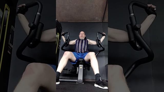 Сведение рук в тренажере бабочка. Фитнес. Тренажерный зал. Развитие силы. Силовая тренировка.