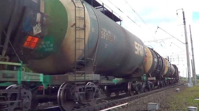 Электровоз ВЛ10У-044 с грузовым поездом, станция Люберцы 1 смотреть онлайн