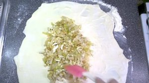 Пирог с рыбой, капустой и яйцом.