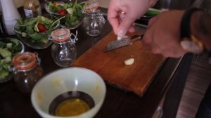 Чем заправить салат? Принципы заправок и соусов для овощных салатов.