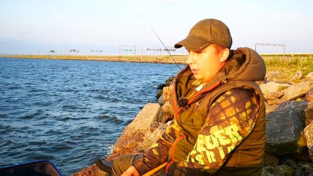 ЛОВЛЯ НА ФИДЕР ЛЕЩА. Ночная рыбалка и бешеный утренний клев. смотреть онлайн