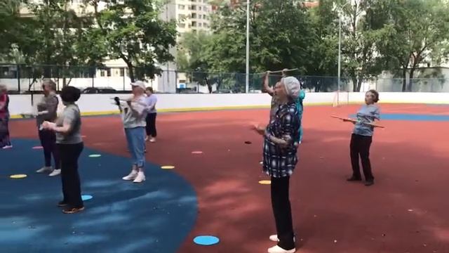 Занятие физкультурой на свежем воздухе. смотреть онлайн