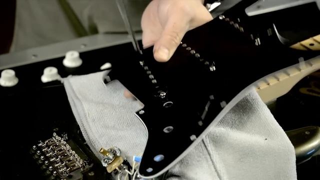 How To | Changing Your Accessory Kit (Pickguard, Knobs & Covers) | Fender