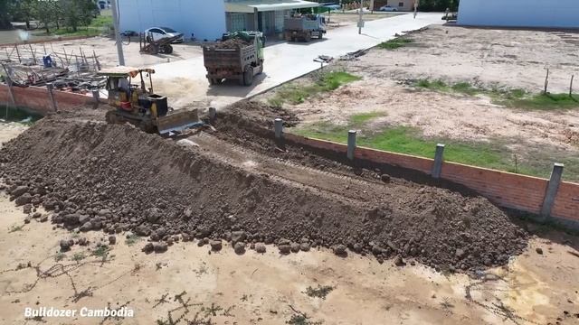 New Project Making Way For Defense Fence And Talented Operator Skills Mini Dozer Push Dirt Fast смотреть онлайн