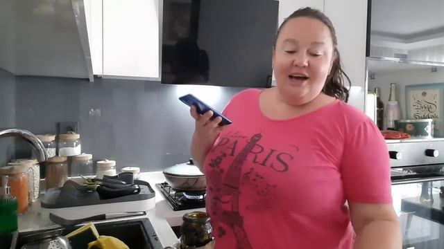 МЕНЯ ТОШНИТ ОТ РАБОТЫ И ТЯНЕТ К СОЛЁНОМУ МОРЮ смотреть онлайн