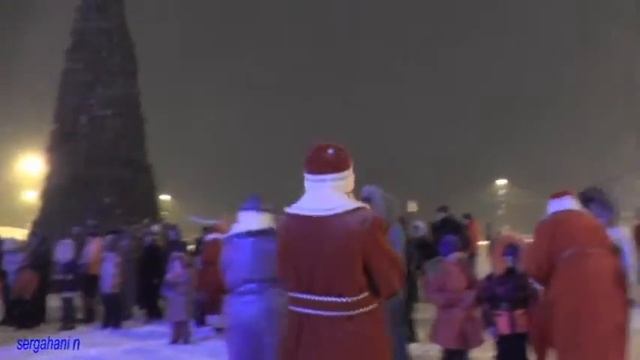 ПРАЗДНИК НОВЫЙ ГОД В СЕРГАЧЕ 2015.Народ гуляет. смотреть онлайн