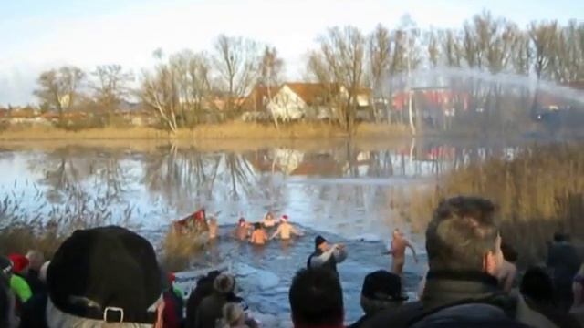 Zehdenick Eisbaden 26.12.2012 смотреть онлайн