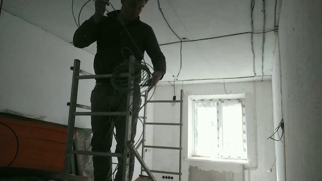 РЕМОНТ СТАРОЙ ХРУЩЕВКИ СВОИМИ РУКАМИ!!! ч.11 Отделка фасада балкона. Монтаж кабеля интернет и TV смотреть онлайн