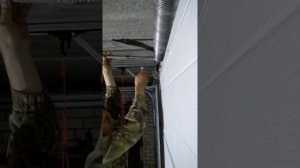 Натяжка тросиков на автоматических секционных воротах