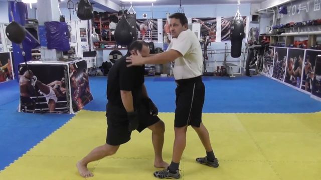 Боксёр против борца. Видео2. Драка на улице. смотреть онлайн