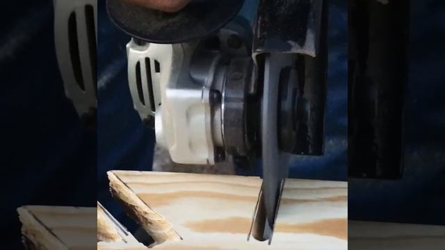 Обработка дерева пилой Vatzo Multicut 125mm с помощью УШМ (болгарки) смотреть онлайн