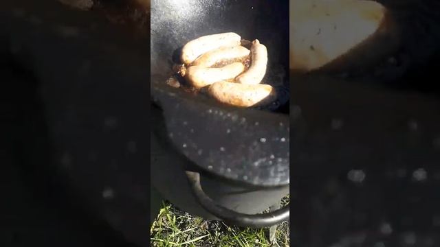 Готовим в казане колбаски с картошкой смотреть онлайн