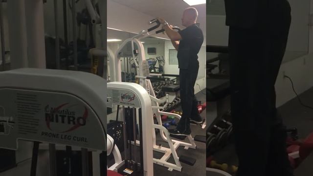The Best way to do a Chin Up with a Nautilus Gravitron смотреть онлайн