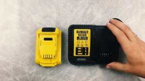 Как правильно зарядить батарею электроинструмента DeWALT