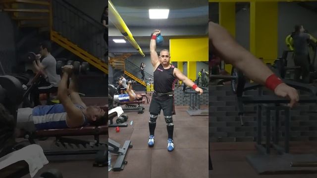 Тренировка. Ходьба с выпадами с гирей 20 кг с рывком. смотреть онлайн