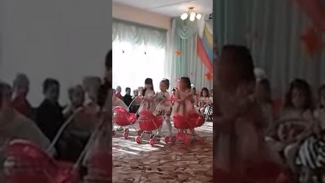 8 марта танец с колясками смотреть онлайн