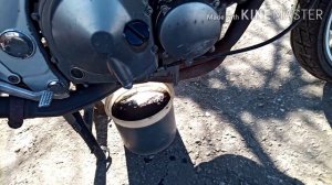Замена масла на мотоцикле кавасаки ззр 400.oil change Kawasaki zzr 400 .зизер 400.мото сезон 2020