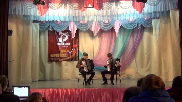 Дуэт ансамбля аккордеонистов "Гармоника" (Евгений и Василий Красноруцкие). "Смуглянка" А. Новиков. смотреть онлайн
