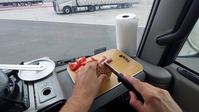 Перекус на 'сорокпятке' украинского дальнобойщика смотреть онлайн