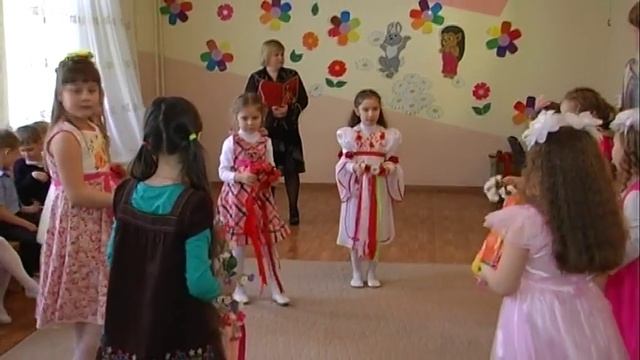 Танец с веночками. (утренник "Праздник Весны", дет/сад №44, г.Кривой Рог) смотреть онлайн