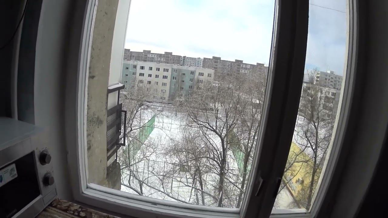 На 13 марта В Подмосковье на деревьях лежит снег и гуляет ветер смотреть онлайн