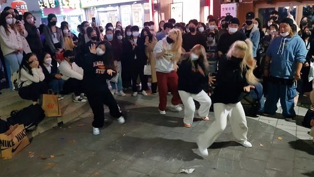 홍대버스킹 내가본 관객참여공연중 손꼽을만한 춤 - 수줍은듯 나와서 굉장한춤을 ㄷㄷㄷ смотреть онлайн