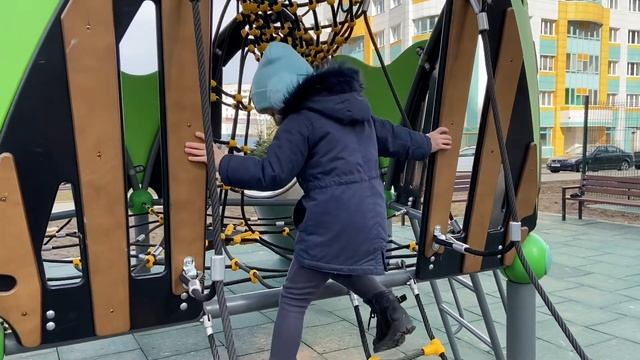 ВЛОГ Ангелина играет на детской площадке в паутине ВИДЕО ДЛЯ ДЕТЕЙ Angelina plays in the playground смотреть онлайн