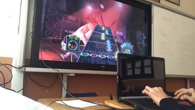 Akıllı tahtada Guitar Hero (Jitter click içerir) смотреть онлайн