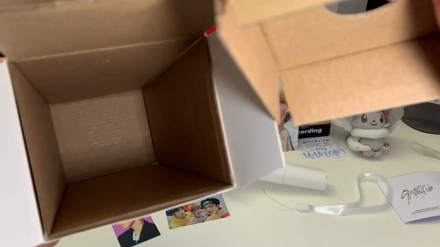 STRAY KIDS Official Lightstick Unboxing & Review! смотреть онлайн