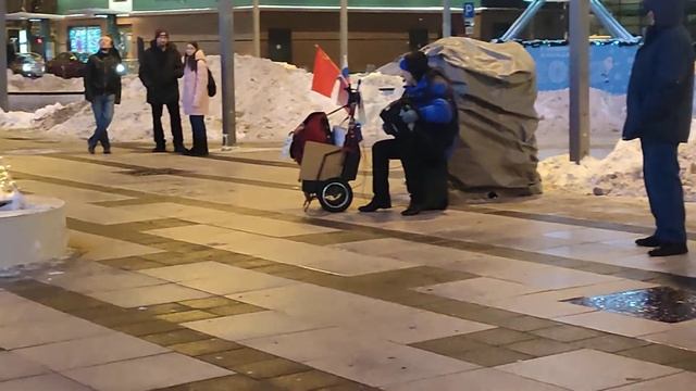 Клёвый дед поёт песню у метро Электрозаводская! смотреть онлайн